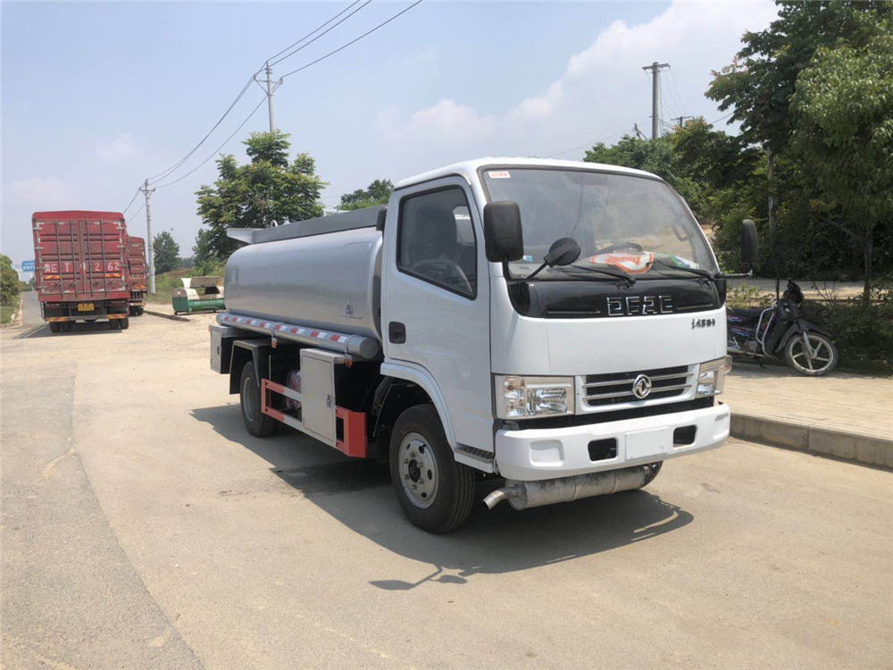 5噸加油車-東風(fēng)多利卡5噸國(guó)三不上戶加油車（內(nèi)藏加油機(jī)）