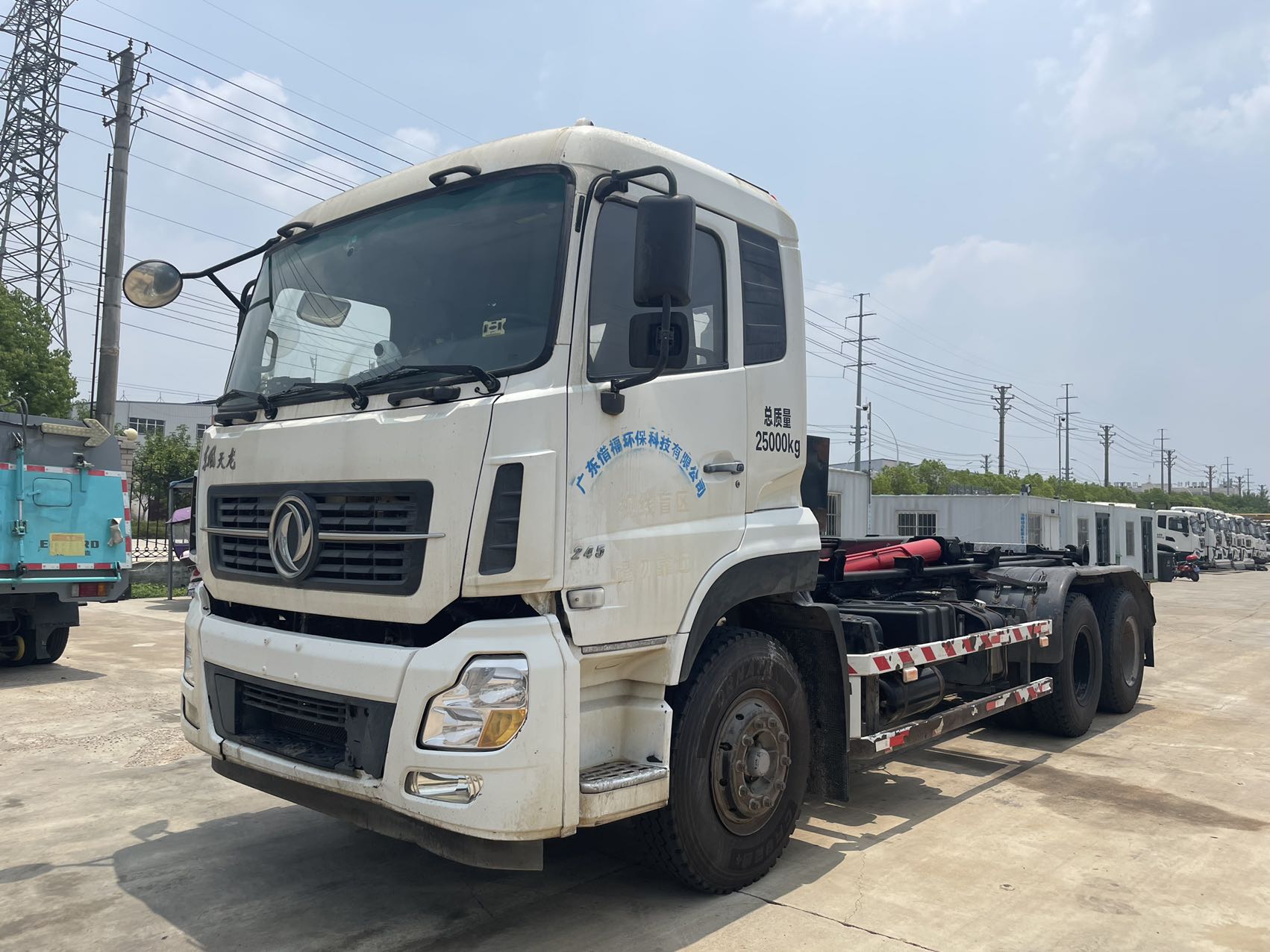 天龍后八輪勾臂(同款2臺) 2??年份：2019年5月 3??發動機：康機245馬力，國五 4??底盤配置：東風天龍底盤，5700軸距，7檔變速箱，1100鋼絲