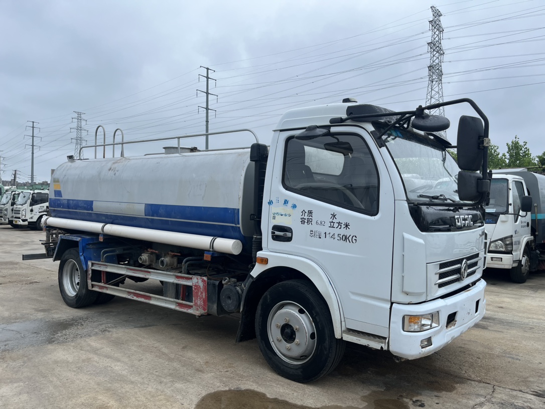 二手10方灑水車 2??年份：2020年5月 3??發動機：朝柴156馬力，國五 4??底盤配置：東風多利卡底盤，3800軸距，245真空胎，六檔變速箱，備胎未